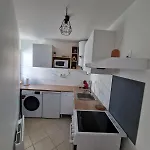 Petite Maison De *