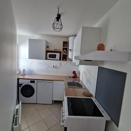 Petite Maison De *
